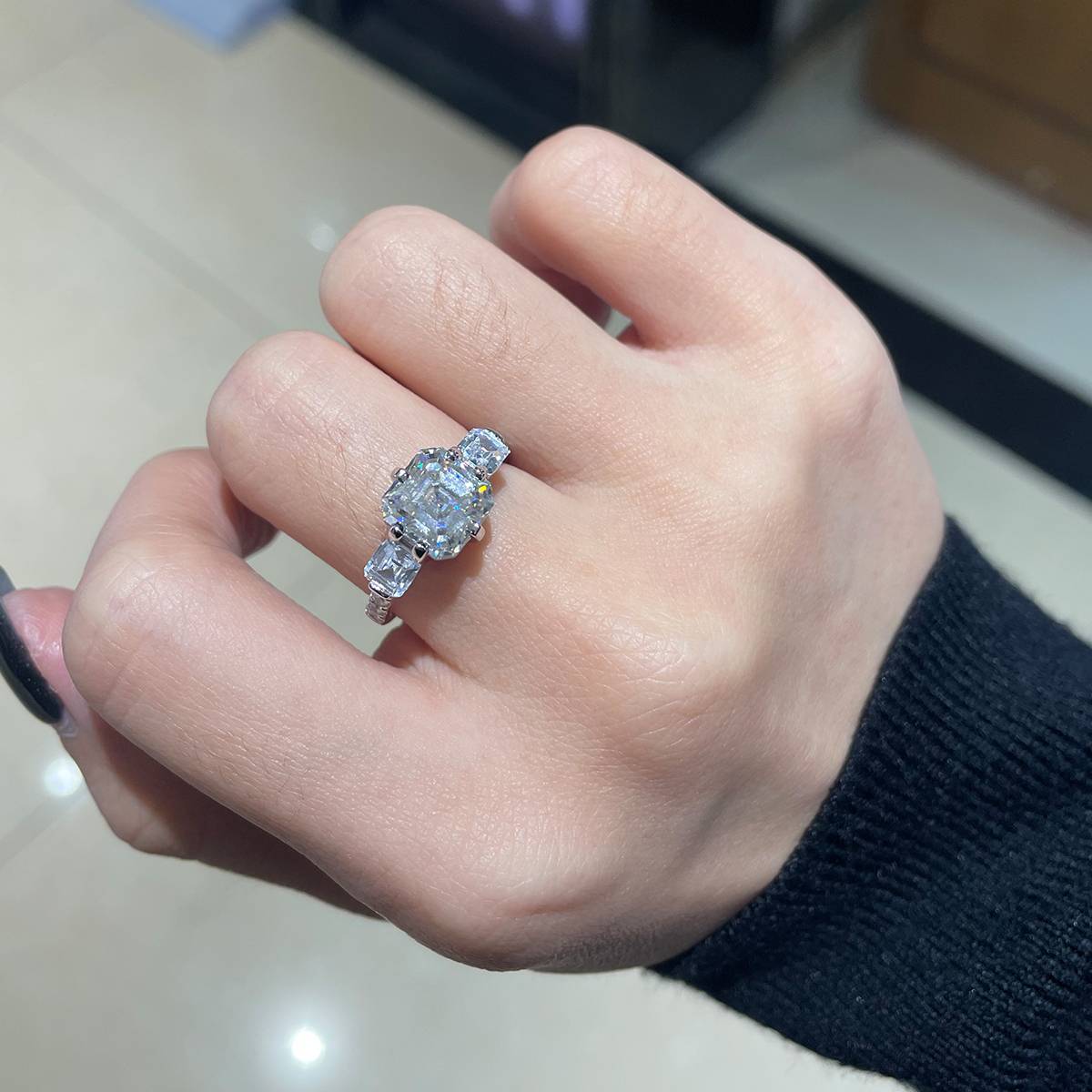 三石款方钻女戒S925银镀白金定制选款主石莫桑钻2.5ct/副石高碳钻